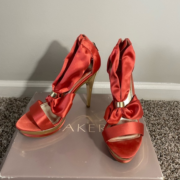 Bakers Shoes - Bakers Coral & Gold Heels. Size 7.5.